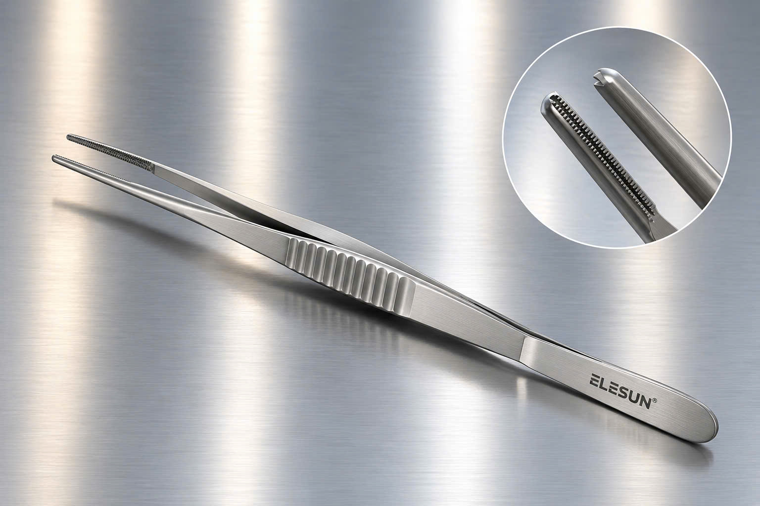 ELESUN dissecting forceps with a transversely ribbed grip and a close-up of a fine serration row running along the jaw